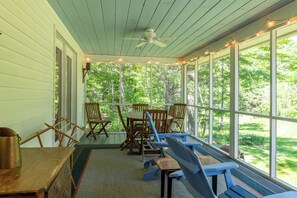 Outdoor dining - Heron's Perch Beautiful Pondside Home with Screened Porch (Brunswick)