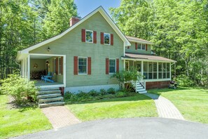 Exterior - Heron's Perch Beautiful Pondside Home with Screened Porch (Brunswick)