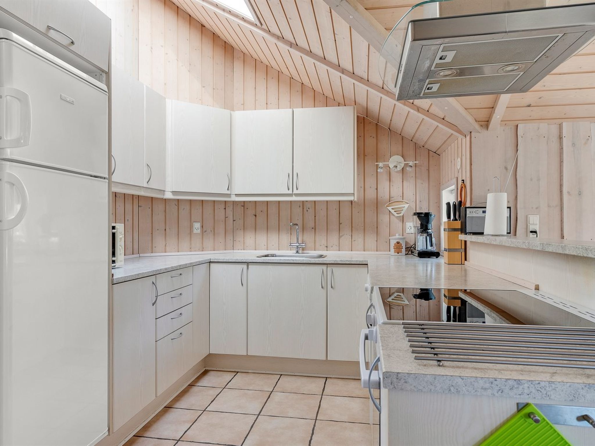 Refrigerador, microondas, lavavajillas y utensilios de cocina 