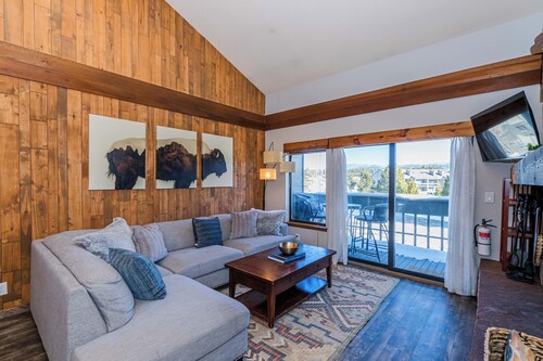 Newly renovated 3 bedroom, views, clubhouse amenities