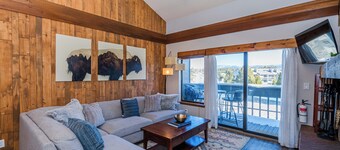 Newly renovated 3 bedroom, views, clubhouse amenities