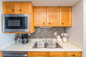 Geladeira, micro-ondas, fogão, cooktop