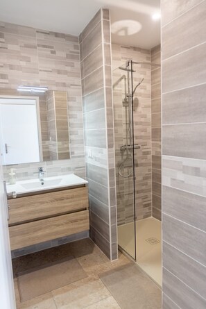 Shower, hair dryer, toilet paper - Villa Évasion - for 8 people with view (Narbonne)