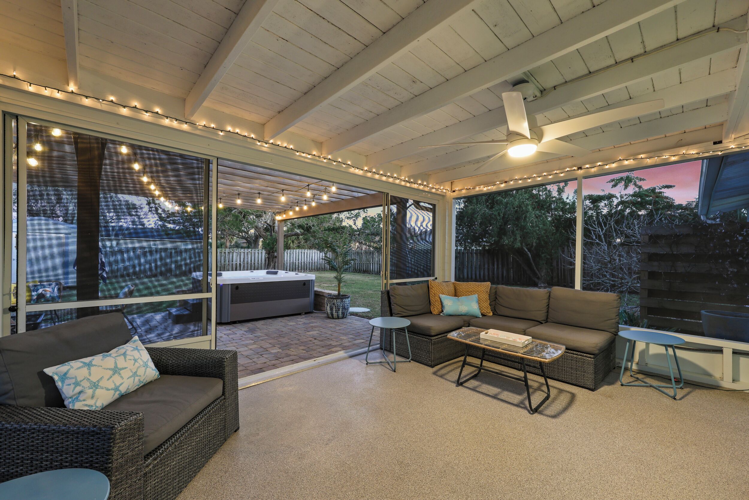 Smart-TV, Kamin, DVD-Player, Bücher