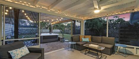 Smart-TV, Kamin, DVD-Player, Bücher