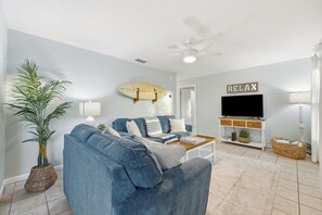 Smart TV, fireplace, DVD player, books - New! Hot Tub, Fire Pit and Walk to the Beach (St. Augustine)