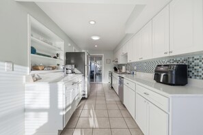 Fridge, microwave, oven, stovetop - New! Hot Tub, Fire Pit and Walk to the Beach (St. Augustine)