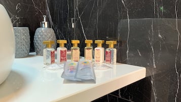 Dusche, Haartrockner, Bidet, Handtücher