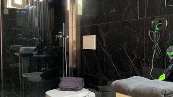 Douche, sĂšche-cheveux, bidet, serviettes fournies