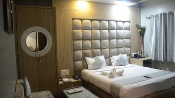 Skrivebord, skrivebord for bærbar PC og wi-fi (inkludert)