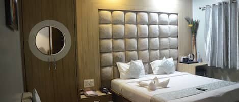 Skrivebord, skrivebord for bærbar PC og wi-fi (inkludert)