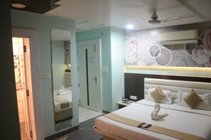 Skrivebord, skrivebord for bærbar PC og wi-fi (inkludert)