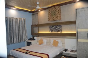 Desk, laptop workspace, free WiFi - HOTEL  RAJ PALACE SHIVPURI (Shivpuri)