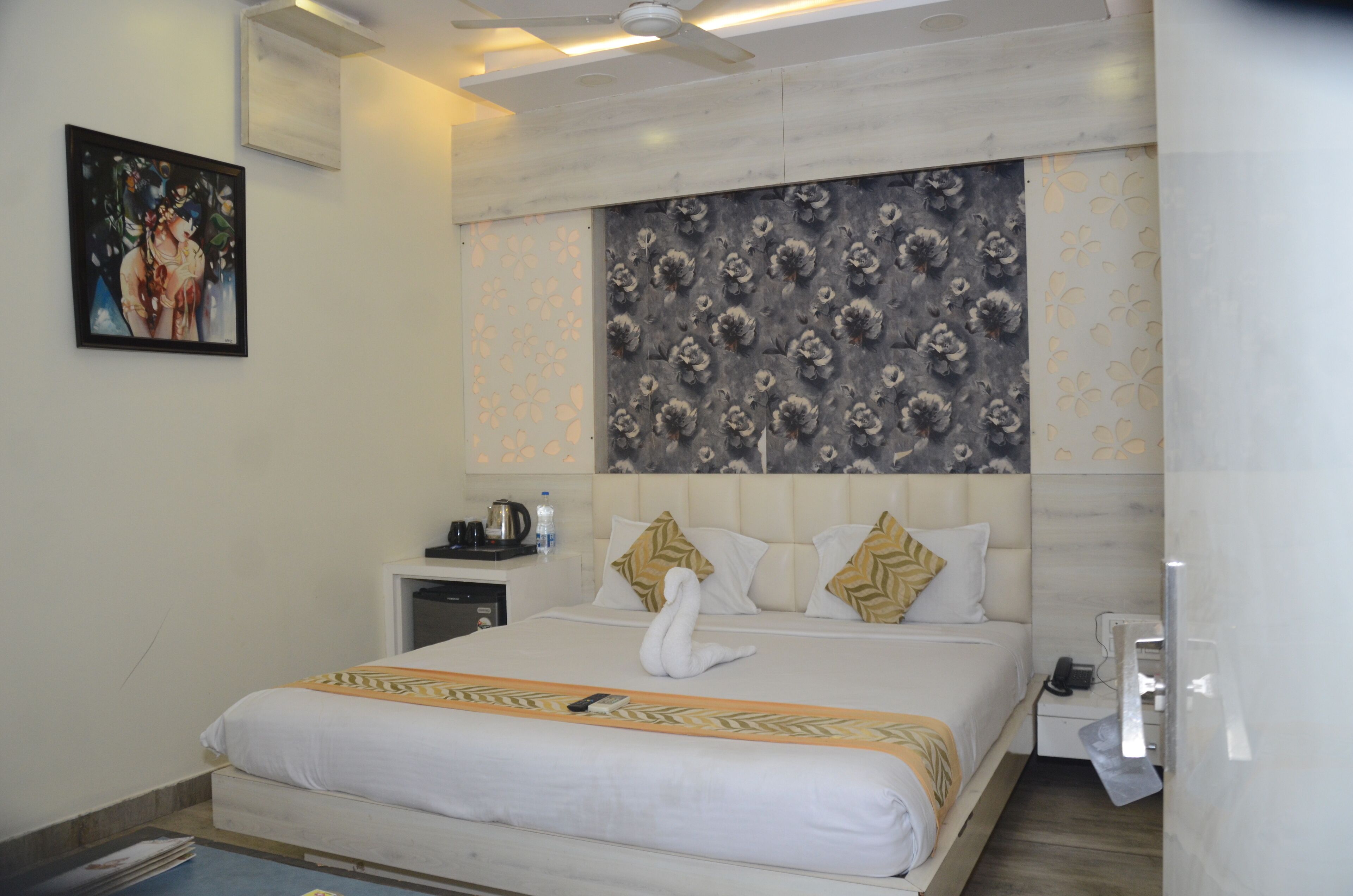 Skrivebord, skrivebord for bærbar PC og wi-fi (inkludert)