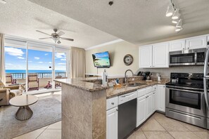 Fridge, microwave, oven, stovetop - The Beach Club 402D by Liquid Life (Gulf Shores)