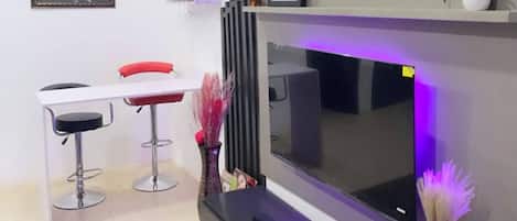 Apartment, 1 Bedroom, Balcony, City View | Living room