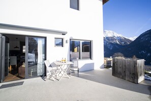 Outdoor dining - Chasa Vital - High-quality vacation apartment with an elegant ambience in Sent (Sent)
