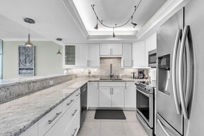 Fridge, microwave, oven, stovetop - 🌴Pool, Beach Access, Workout Room, Best of Bay and Gulf location!🐬Mansions By Th (Treasure Island)