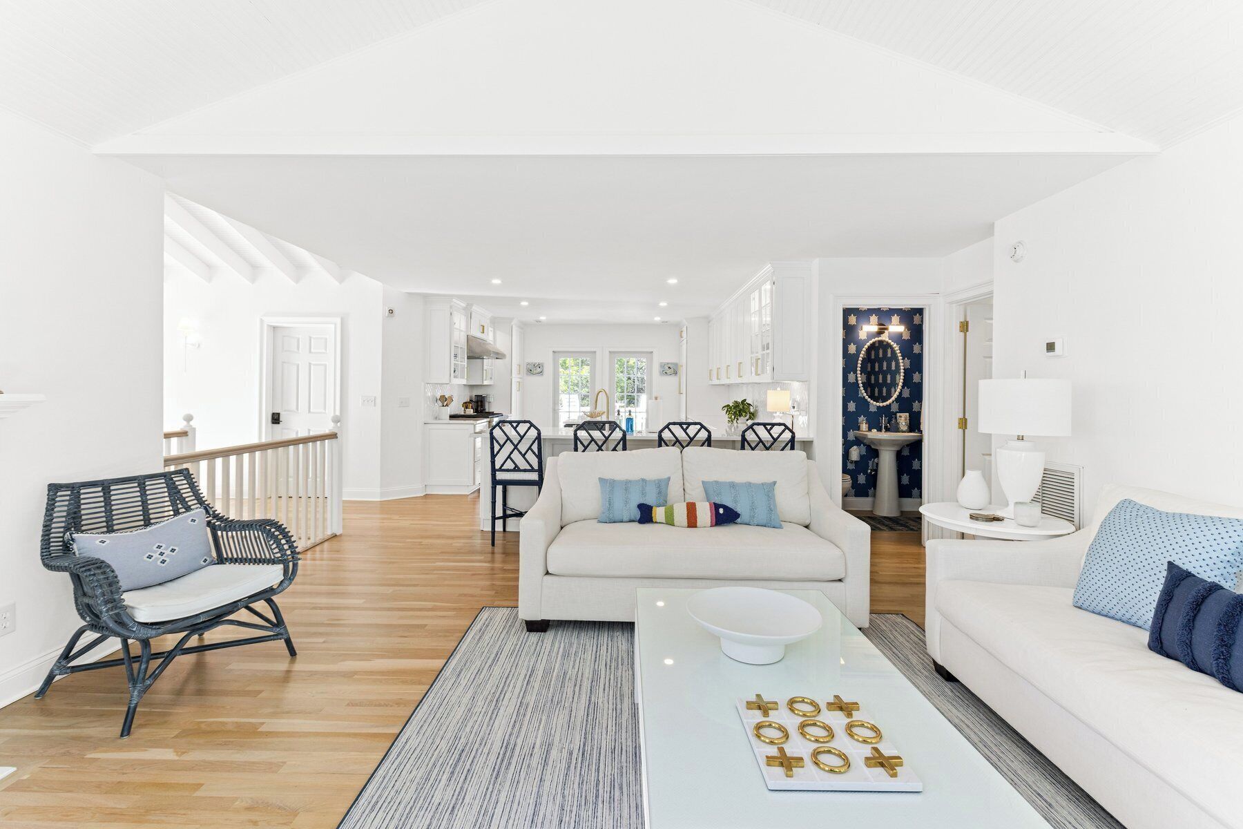 Älytelevisio, kirjoja, työhuone