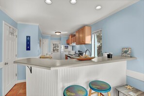 Fridge, microwave, oven, stovetop - 212 Sandpiper Drive : 1  BR, 1  BA Townhouse in North Topsail Beach, Sleeps 4 (North Topsail Beach)