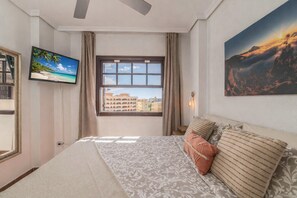 Een bureau, een strijkplank/strijkijzer, reisbedje, wifi