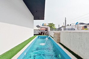 Apartamento superior, sacada, vista para a cidade | Piscina