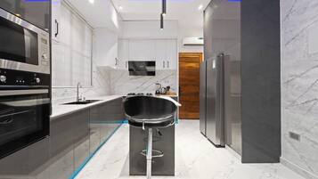 Superior-huoneisto, parveke, kaupunkinäköala | Yksityinen keittiö | Jääkaappi, mikroaaltouuni, liesi, astianpesukone