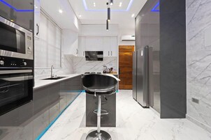Refrigerador, microondas, placa de cocina, lavavajillas