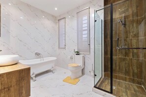 Superior appartement, balkon, uitzicht op de stad | Badkamer | Gratis toiletartikelen, een haardroger, handdoeken, zeep