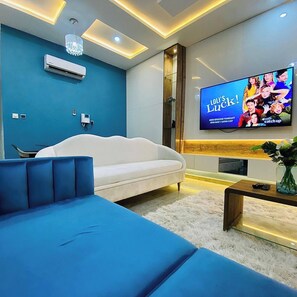 Superior-Apartment, Balkon, Stadtblick | Wohnbereich