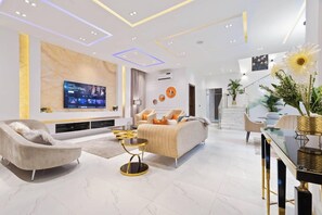 Superior-Apartment, Balkon, Stadtblick | Wohnbereich