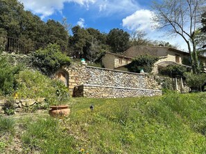 Exterior - Enjoy nature in an enchanting and fantastic setting in Cucuron (Cucuron)