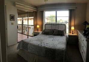 Een strijkplank/strijkijzer, wifi, beddengoed