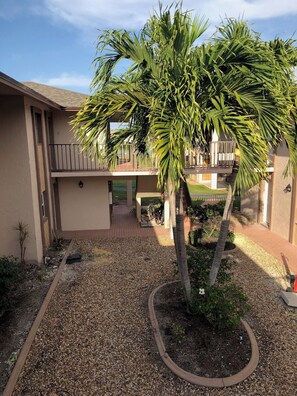 Property grounds - Charming 2-bedroom 2-bathroom condo in Fort Myers (Fort Myers)