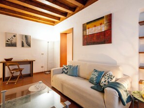 TV - Brera Boutique Apartment by Interhome (Milan)