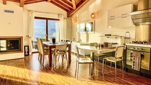 Fridge, microwave, oven, dishwasher - Lake View Penthouse by Interhome (Dervio)