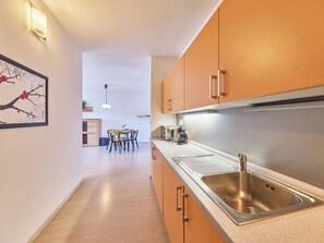 Réfrigérateur, micro-ondes, batterie de cuisine, vaisselle et ustensiles