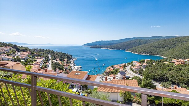 A coastal town with terracotta-roofed buildings, a marina, and a clear blue sea. - Lady M in Rabac - Istrien / Lady M in Rabac - Appartement für 4 Personen AP1 (Rabac)