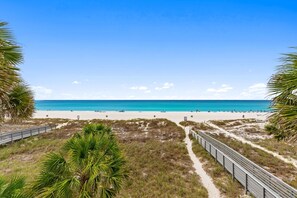 On the beach - Gulf-front condo w/ ocean view & beach access (Panama City Beach)
