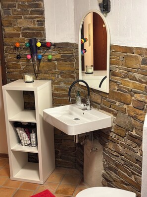 Shower, hair dryer, towels, soap - Vacation apartment on the Moselle (Koblenz)
