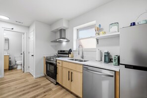 Een koelkast, een magnetron, een oven, een kookplaat