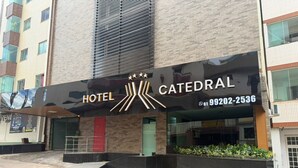 Ett hotell som heter ”Hotel Catedral” med en modern fasad, ett telefonnummer och en trappa som leder till entrén.