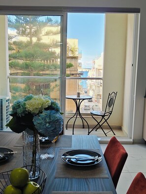 Dining - The Exchange - Designer apartment in St Paul's Bay with views / 300 m from beach (St Paul's Bay)