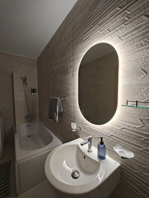 Shower, free toiletries, hair dryer, towels - The Exchange - Designer apartment in St Paul's Bay with views / 300 m from beach (St Paul's Bay)