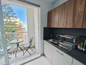 Fridge, microwave, oven, dishwasher - The Exchange - Designer apartment in St Paul's Bay with views / 300 m from beach (St Paul's Bay)