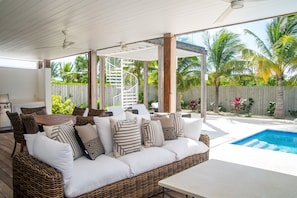 Outdoor dining - iC2 Ocean Villa Modern Luxury in Gated Community (Leeward Settlement)
