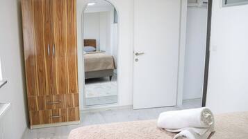 Escritorio, sistema de insonorización y wifi gratis