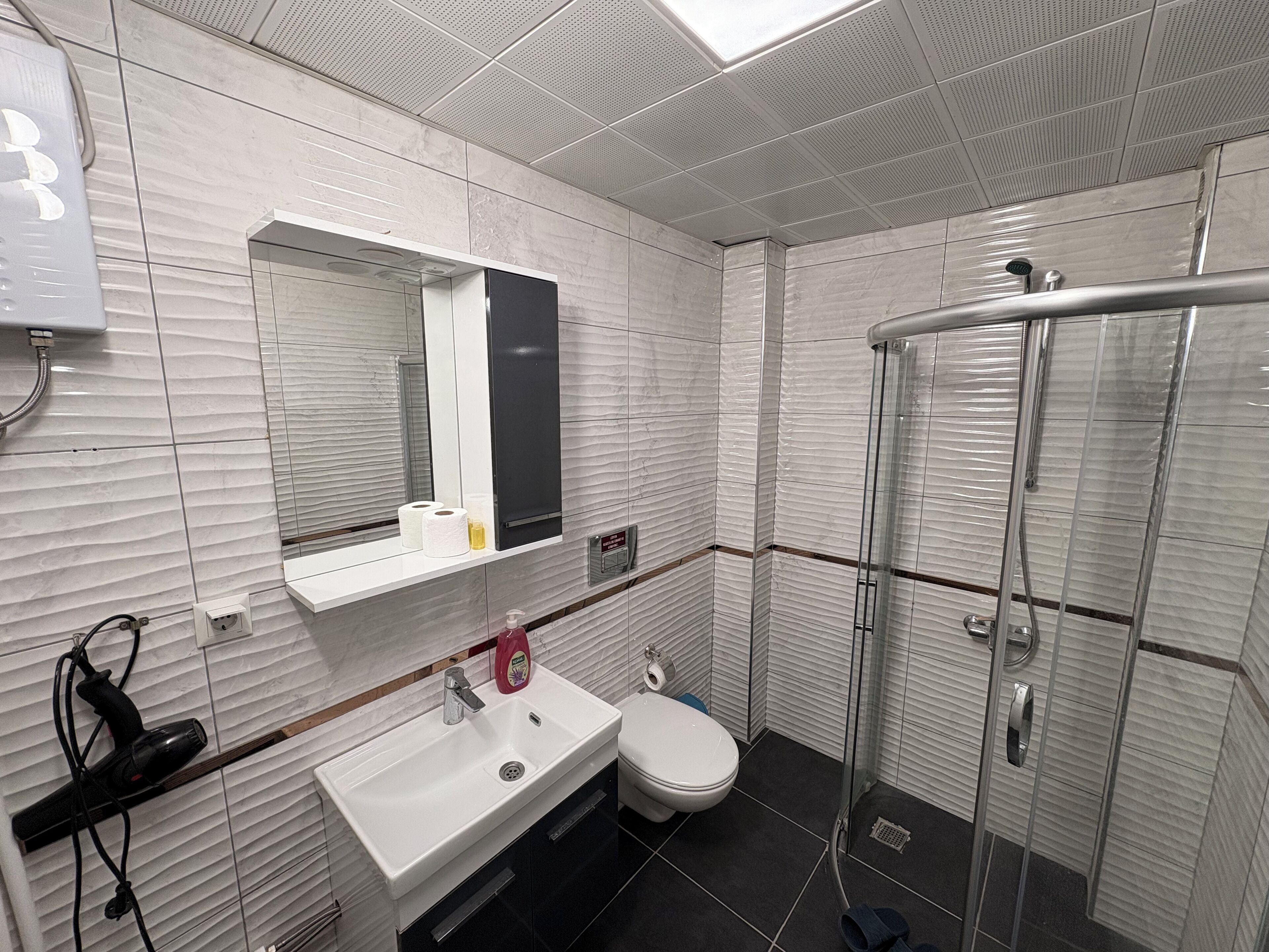 Klassieke studio | Badkamer | Een douche, een haardroger, pantoffels, handdoeken