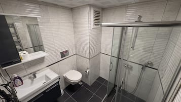 Studio – classic | Bad | Dusj, hårføner, tøfler og håndklær