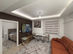 Classic Apartment | Living area | 65-inch Smart TV with satellite channels - Saklıkonak Otel (Isparta)
